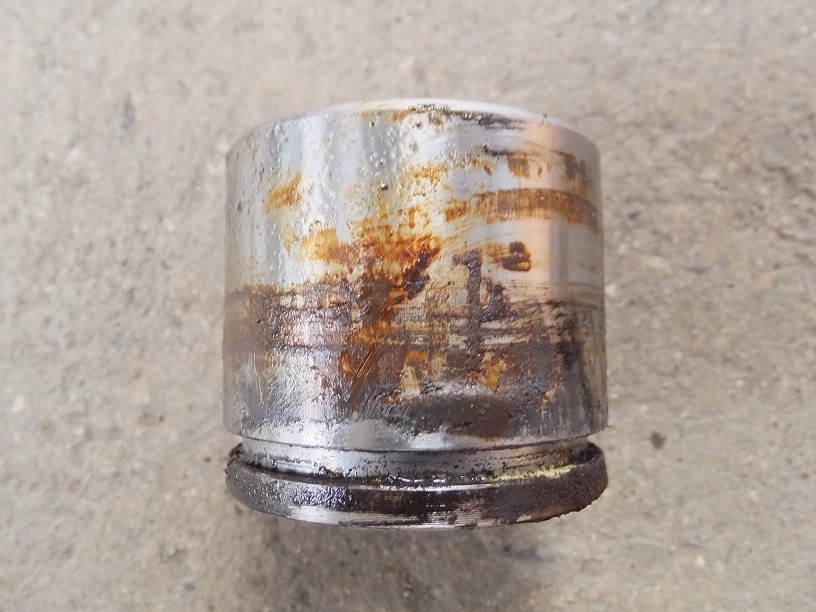 キャリパーピストン 錆び付き